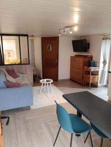 una sala de estar con un sofá y una mesa en Escapade cosy à Voglans avec terrasse au calme, en Voglans