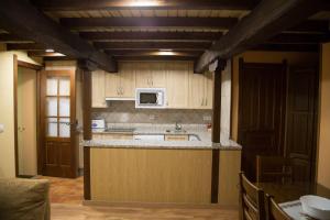 eine Küche mit Spüle und Mikrowelle in der Unterkunft Casa Rural LA REGADERA II in Candelario + 13 Fotos