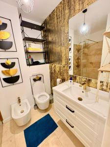 a bathroom with a toilet and a sink at Ultracentral 1 Craiova in Craiova