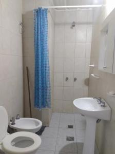 Ένα μπάνιο στο Departamentos Susana & Aldo