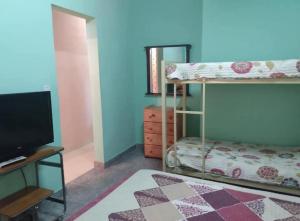 1 dormitorio con litera y TV en Departamentos Susana & Aldo, en Valle Hermoso