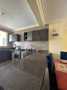 Una cocina con encimera en una habitación. en Tamara Apartments, en Mombasa 16 fotos más