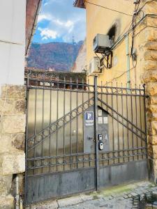 un cancello di ferro sul lato di un edificio di Arctic Apartment a Braşov