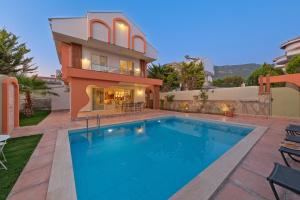 een villa met zwembad voor een huis bij Mediterranean Villa with Private Pool in Fethiye