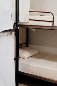 een groep stapelbedden in een slaapzaal bij Surfside El Tunco in Tamanique