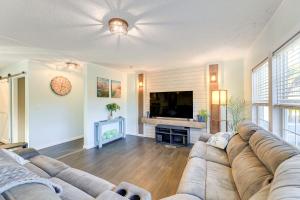 un grand salon avec un canapé et une télévision dans l'établissement Coastal Cozy - Newport Home with Private Hot Tub, à Broad Creek