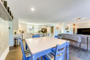 une cuisine et un salon avec une table et des chaises dans l'établissement Coastal Cozy - Newport Home with Private Hot Tub, à Broad Creek