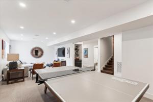 un salon avec une table et un canapé dans l'établissement Wildebrook: 4br Mountain Luxury, fireplace, hot tub, x-country ski in/out, 10min to ski resort, à Stowe Fork