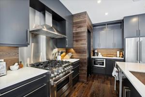 Il comprend une cuisine avec des appareils en acier inoxydable et du parquet. dans l'établissement Wildebrook: 4br Mountain Luxury, fireplace, hot tub, x-country ski in/out, 10min to ski resort, à Stowe Fork