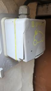 een broodrooster hangt aan een muur bij Villa Zaphira in La Hume