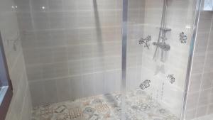 een douche met een glazen deur met vlinders erop bij Villa Zaphira in La Hume +16 foto's
