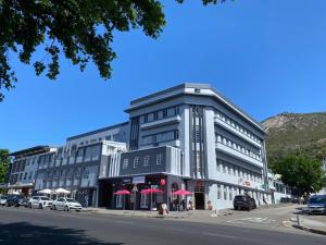 een groot gebouw aan de kant van een straat bij The Skinny Expat in Paarl