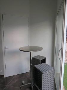 Una mesa pequeña y dos taburetes en una habitación. en Studio Églantine, en Lorgues