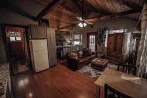 Posezení v ubytování Romantic Cabin Retreat with a Private Hot Tub and Pool in Wimberley, Texas