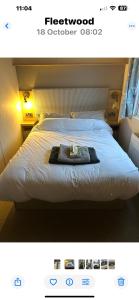 ein Bild eines Bettes in einem Hotelzimmer in der Unterkunft Haven Blackpool Fleetwood holiday park in Fleetwood + 4 Fotos