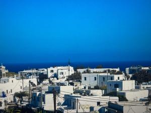 uitzicht op een stad met witte gebouwen en de oceaan bij Super views in Mykonos in Panormos Mykonos