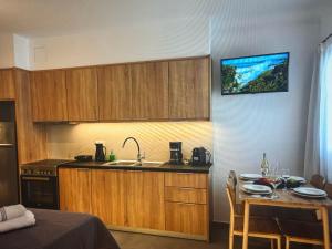 een keuken met een spoelbak en een tafel met stoelen bij Super views in Mykonos in Panormos Mykonos