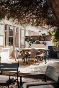 En restaurant eller et andet spisested på Maison Georges - cozy dollhouse by the sea!