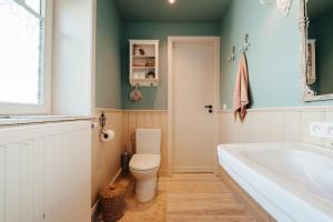 Et badeværelse på Maison Georges - cozy dollhouse by the sea! + 32 billeder