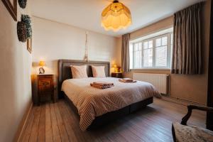 En eller flere senge i et værelse på Maison Georges - cozy dollhouse by the sea!