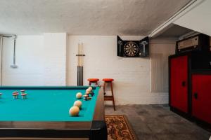 Billardbord på Maison Georges - cozy dollhouse by the sea!