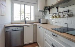 Køkken eller tekøkken på Cozy Apartment In Torrox With Wifi + 3 billeder