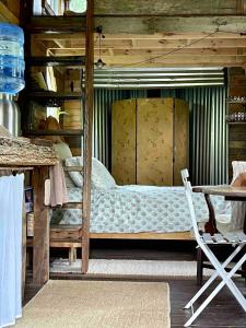 Postel nebo postele na pokoji v ubytování Gorgeous Tiny House Rental for a Glamping Getaway near Saratoga Springs in Upstate New York