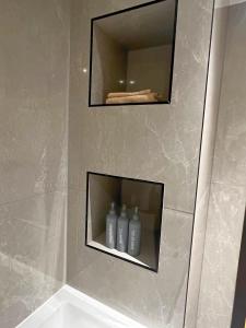 Ένα μπάνιο στο Luxurious Modern 2 Bedroom Apartment with Terrace