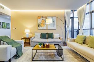 Posezení v ubytování Champions' Apartment - Balcony Sunsets - Rooftop Pools - Modern Oasis - Family Heaven - Full Canal Views - 2 min walk from Space42 Arena + 52 fotografií