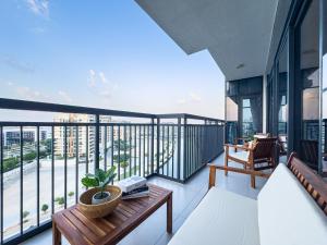 Balkón nebo terasa v ubytování Champions' Apartment - Balcony Sunsets - Rooftop Pools - Modern Oasis - Family Heaven - Full Canal Views - 2 min walk from Space42 Arena