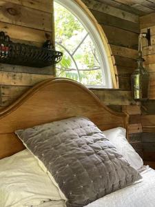 Postel nebo postele na pokoji v ubytování Gorgeous Tiny House Rental for a Glamping Getaway near Saratoga Springs in Upstate New York