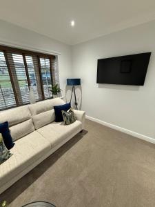 WarmsworthにあるWarmsworth Mewsのソファと薄型テレビのあるリビングルーム