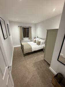 WarmsworthにあるWarmsworth Mewsのベッドと窓のある寝室 +13枚の写真