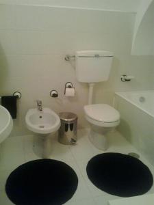 bagno con servizi igienici, bidet e lavandino di Trullo Mauro MGG - Trullo Fragale a Martina Franca