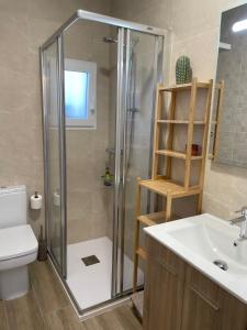 ein Badezimmer mit Dusche, Toilette und Waschbecken in der Unterkunft Las Calas departamento ideal! in Sotillo de la Adrada