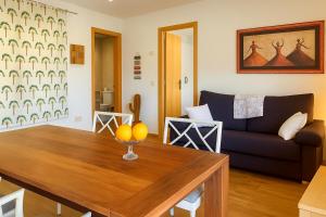 un salon avec une table et un canapé dans l'établissement Cal Fuliola, à Vallfogona de Balaguer