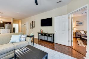 TV a/nebo společenská místnost v ubytování Fairway Views! Resort-Style Condo in Sunset Beach