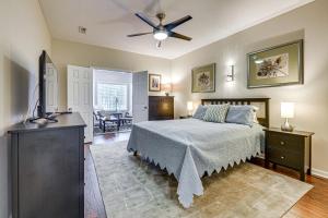 Postel nebo postele na pokoji v ubytování Fairway Views! Resort-Style Condo in Sunset Beach + 21 fotografií