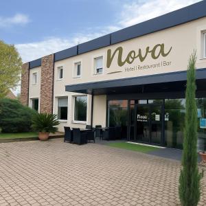 LimasにあるLogis Hôtel Novaの建物の前に椅子のあるホテル