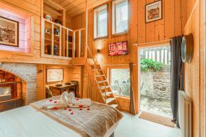 ein Schlafzimmer mit Bett und Kamin in einer Blockhütte in der Unterkunft L'Esprit Loft - Logement atypique pour 12 pers in Honfleur