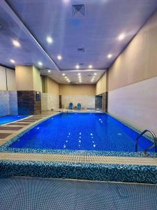 a large swimming pool in a hotel room at One Bedroom apartment Centaurus Islamabad in Islamabad