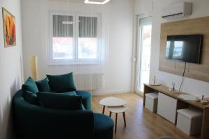 TV a/nebo společenská místnost v ubytování Apartman White Pearl