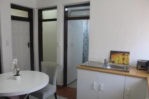 Φωτογραφία από το άλμπουμ του 1 bed apartment in Florida Park σε Roodepoort