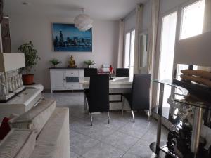 un salon avec une table et des chaises dans l'établissement VILLA ROMA, à Gignac-la-Nerthe