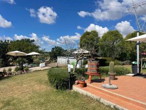 einen Garten mit einer Skulptur in der Mitte eines Gartens in der Unterkunft Trasimeno Holiday Home in Castiglione del Lago + 100 Fotos