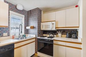 Kuchyň nebo kuchyňský kout v ubytování Village Green 10F