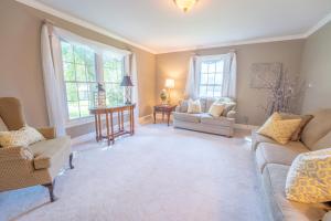 Χώρος καθιστικού στο Martinsville Gem - Fireplace, Pets, Near the Park +36 φωτογραφίες