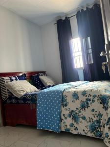 Un pat sau paturi într-o cameră la Chance junior