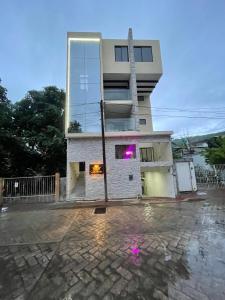 ein Gebäude mit lila Lichtern an der Seite in der Unterkunft Hotel Casa María Tamasopo in Tamasopo