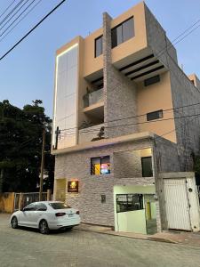 ein vor einem Gebäude geparktes Auto in der Unterkunft Hotel Casa María Tamasopo in Tamasopo